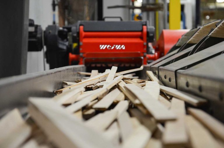 The WEIMA horizontal shredder shreds long wood waste