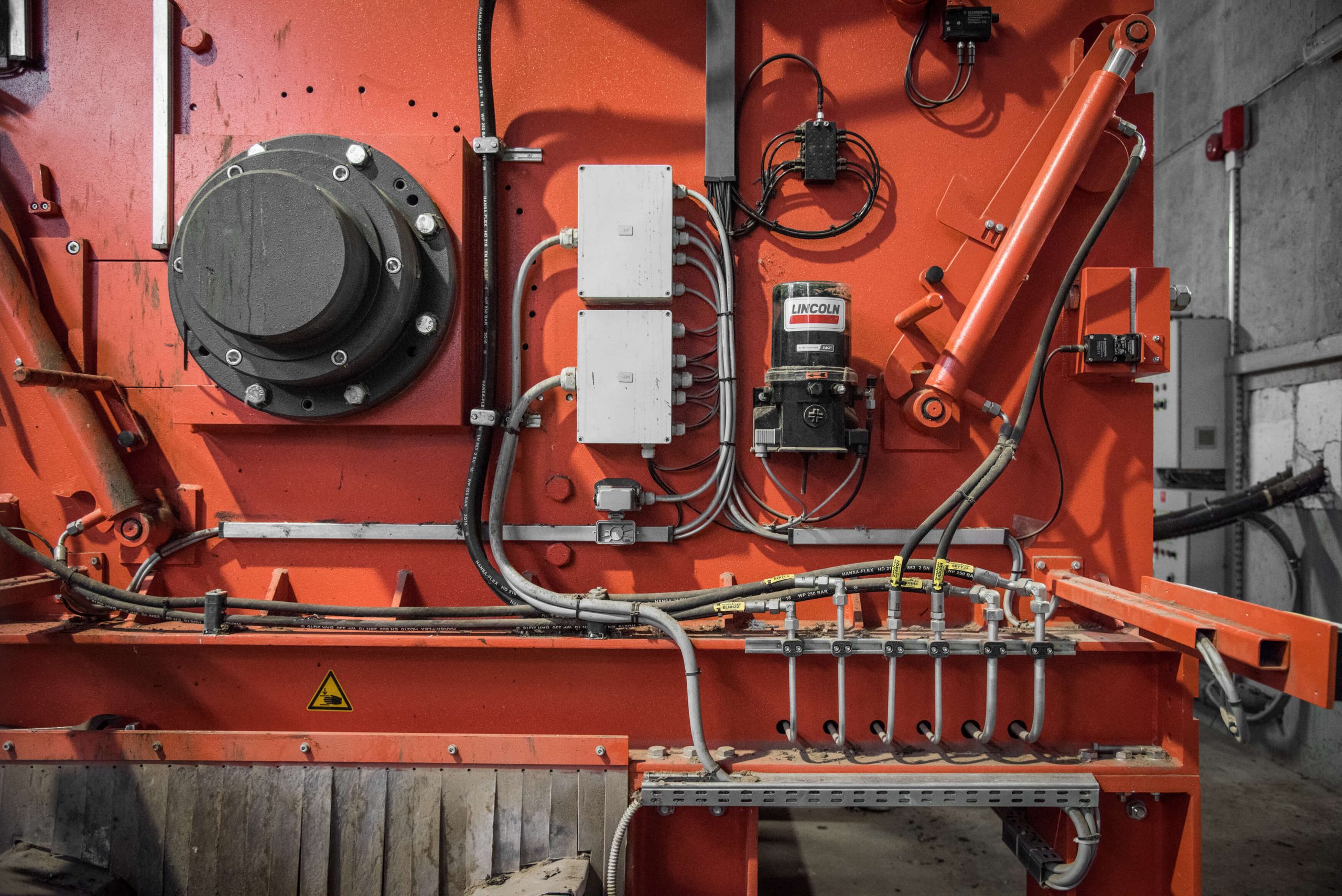 Seitenansicht eines WEIMA PowerLine Shredders mit Schmierleitungen, Lager und Kabeln