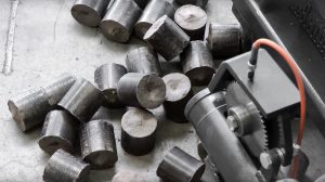 Austrag von Holz-Staub-Briketts einer TH 714 Brikettierpresse