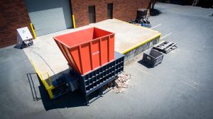 WEIMA Holzwolf Vorbrecher zerkleinert Paletten aus Holz