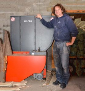Harmonie Holz Inhaber Bruno Kaufmann mit seinem WEIMA WL 4 Shredder