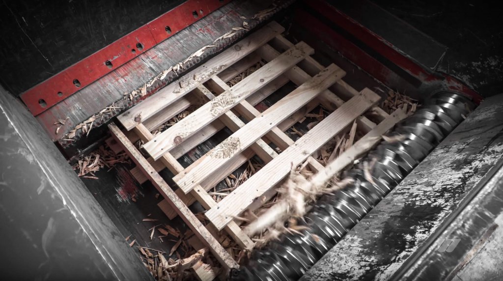 Shredding of pallets in the cutting chamber of a WLK 1500 shredder