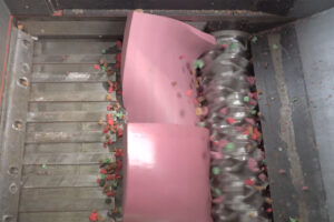 Bunter Schaumstoff wird in einem Shredder von dem Rotor zerkleinert