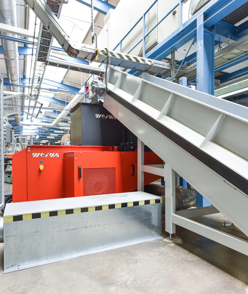 The shredder is perfectly integrated into the production line.