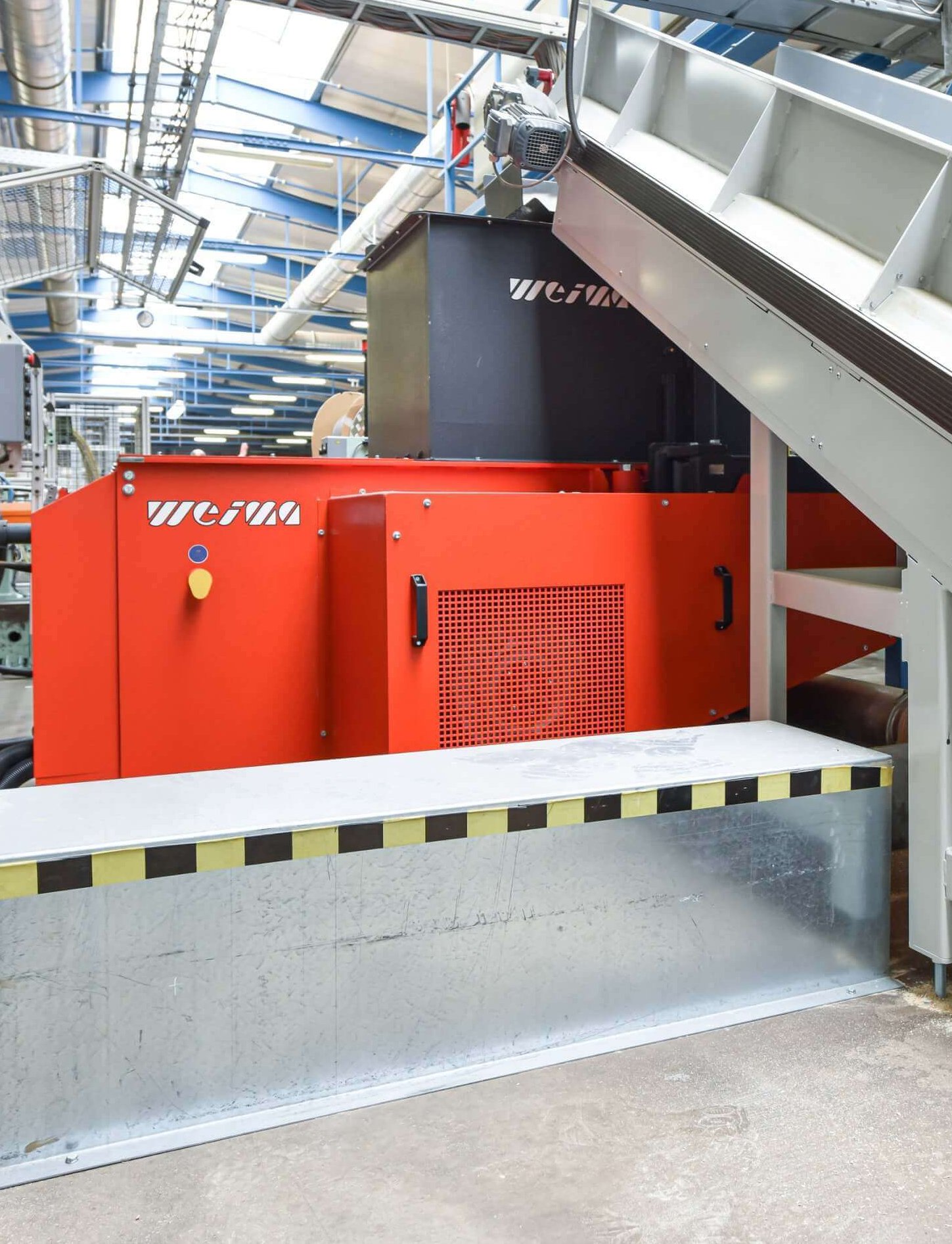 Der Zerkleinerer wird mit einem Förderband befüllt