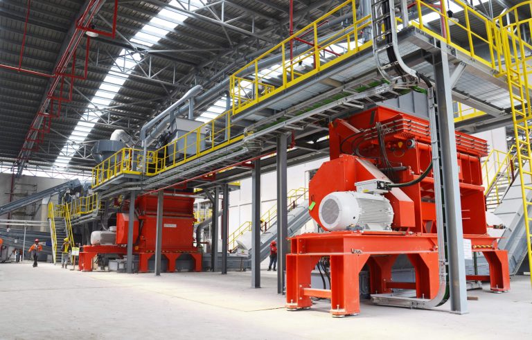 Zwei WEIMA FineCut 3000 Einwellen-Zerkleinerer shreddern Abfall für Ersatzbrennstoff in der Zementherstellung