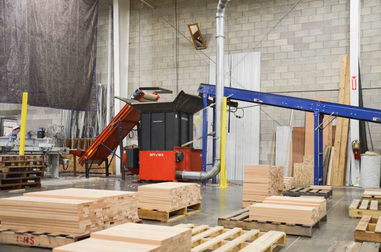 WL 8 Einwellen-Zerkleinerer shreddert Holzabfälle aus der Produktion