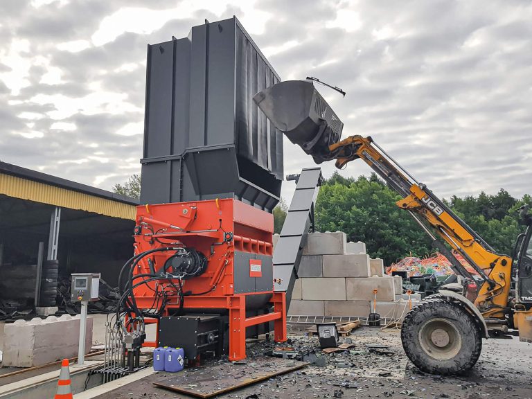 Plastikabfall wird in WEIMA Shredder zerkleinert