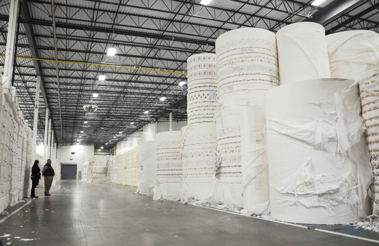 Riesige Papierrollen vor der Zerkleinerung