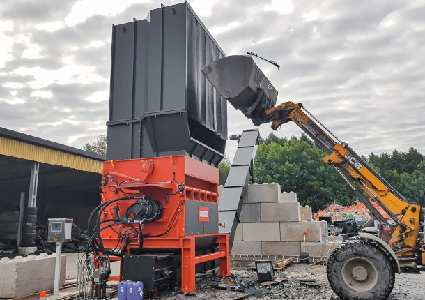 W.28 up shreds garbage bins and plastic waste