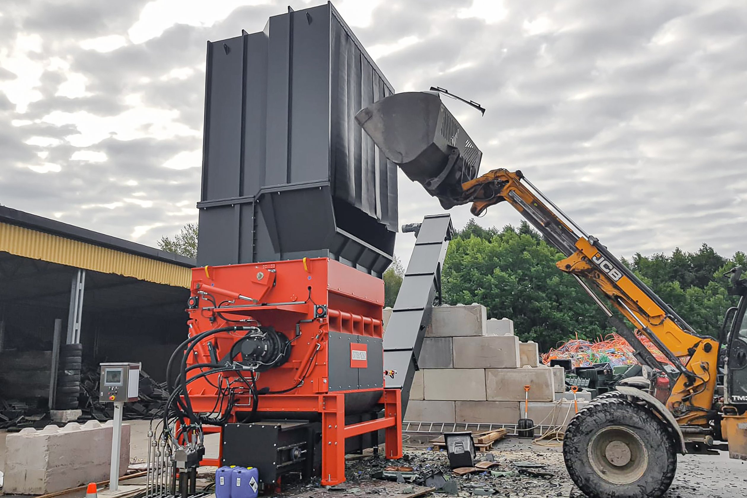 W.28 up shreds garbage bins and plastic waste