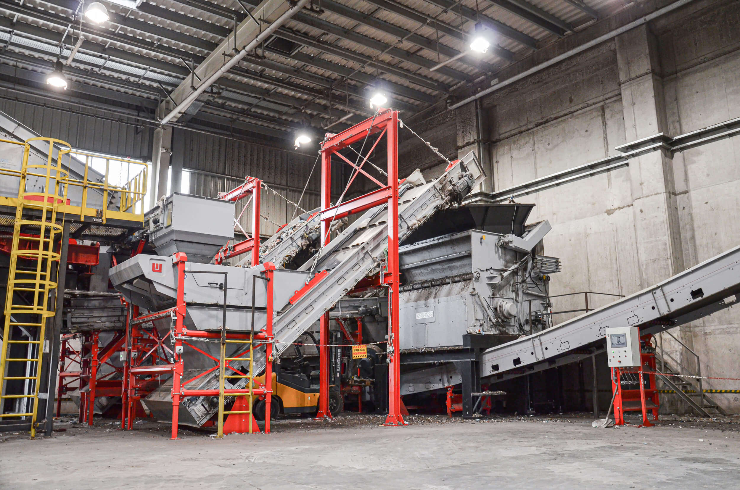 WEIMA PowerLine 2500 and PowerLine 3000 single-shaft shredders shred waste in cement plants