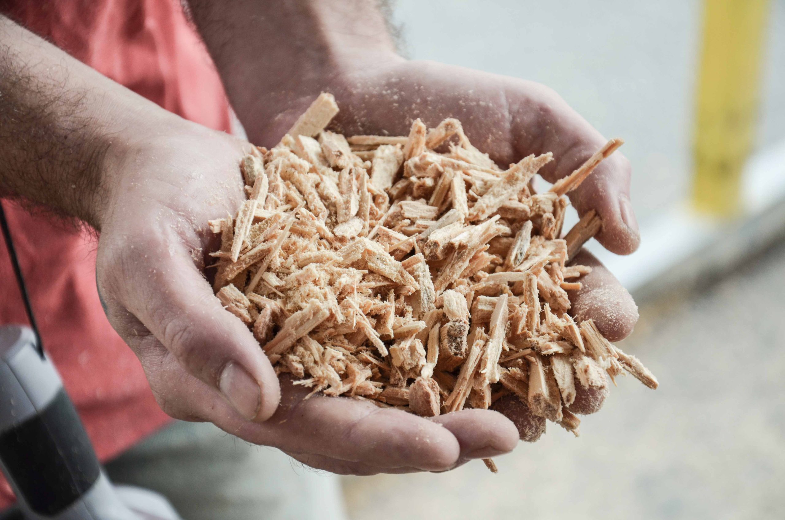 Hackschnitzel werden mit Händen aufgehoben