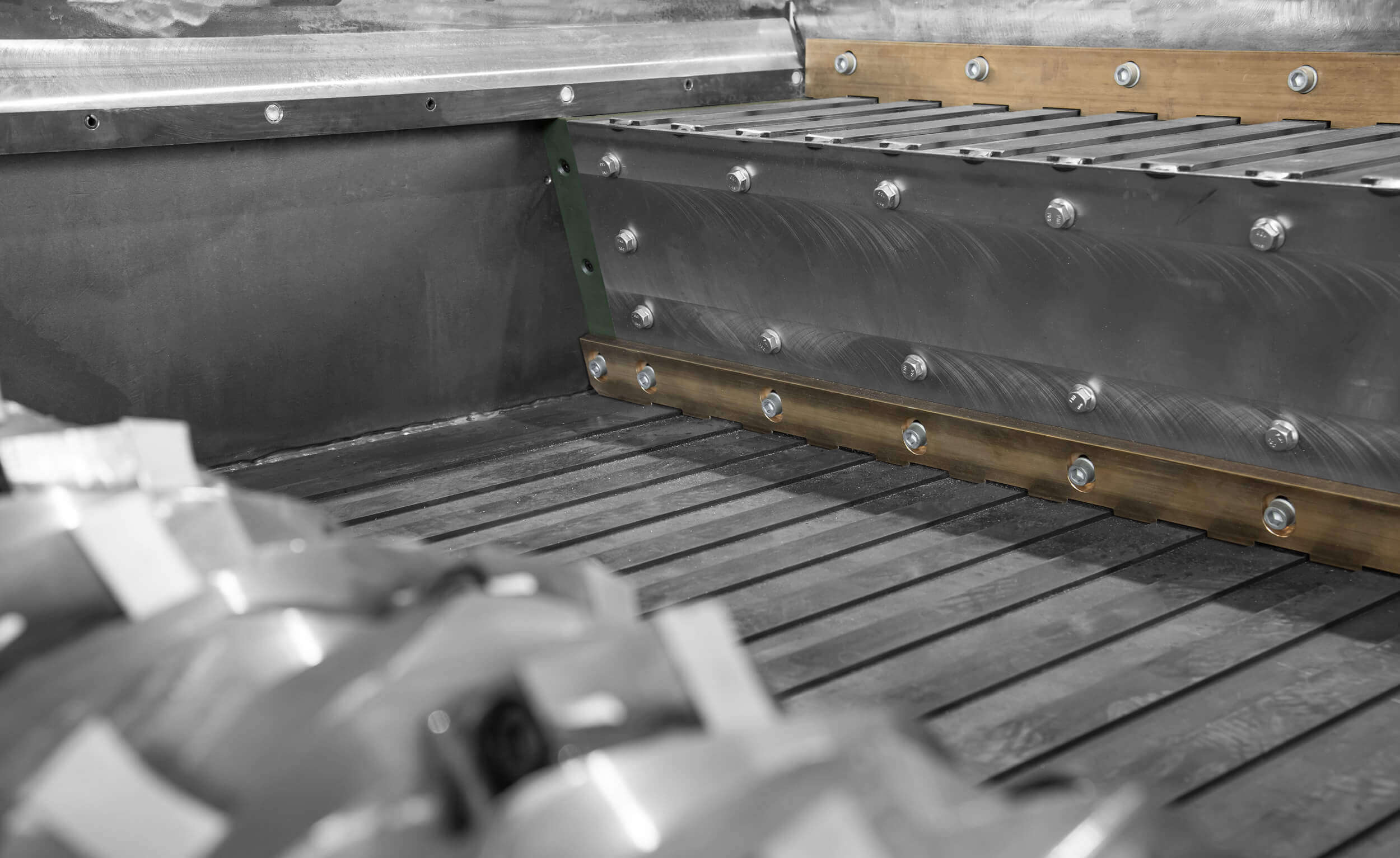 Blick auf den Horizontalen Schieber mit segmentierter Bodenführe und Gegenmessern