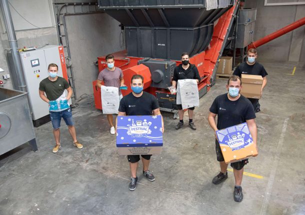 easy2cool Mitarbeiter vor WLK 1500 Shredder