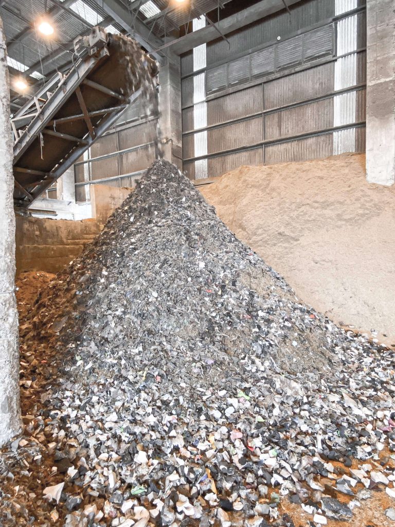 Zerkleinerter Sondermüll wird mit dem Förderband abtransportiert und im Bunker bis zur Kalzinierung aufbewahrt