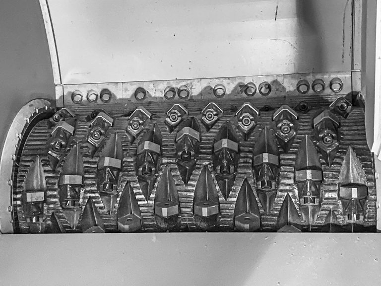Blick auf einen Rotor im Schneidraum der Maschine. Es handelt sich um einen aggressiven V-Rotor mit eingefrästen Messertaschen.