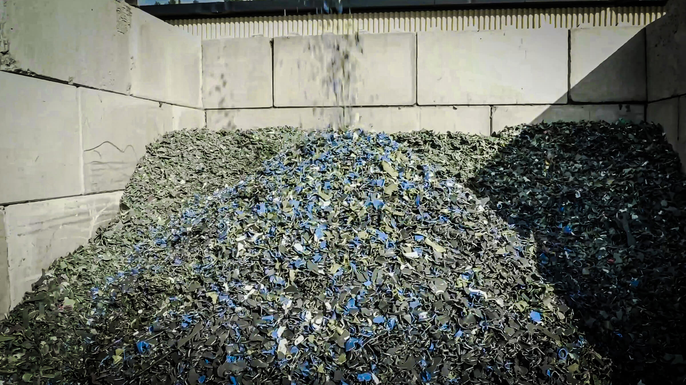 Der geshredderte Kunststoff wird zentral gesammelt.