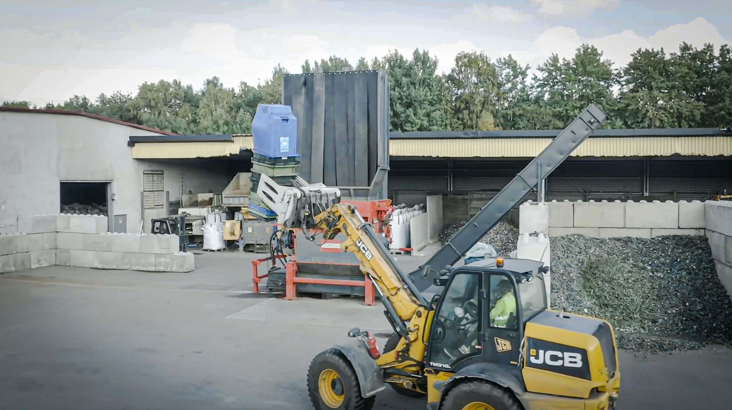 Befüllung des Kunststoffshredders mittels eines Radladers