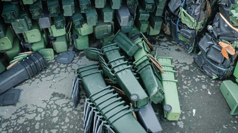 Gestapelte Plastiktonnen aus HDPE werden gelagert