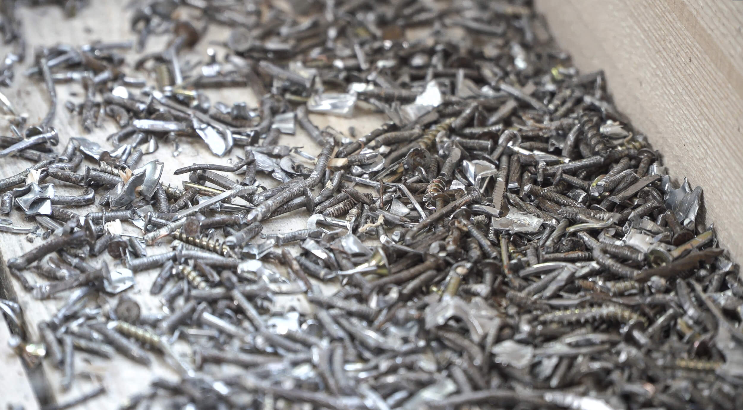 Nägel und Schrauben nach der Metallabscheidung