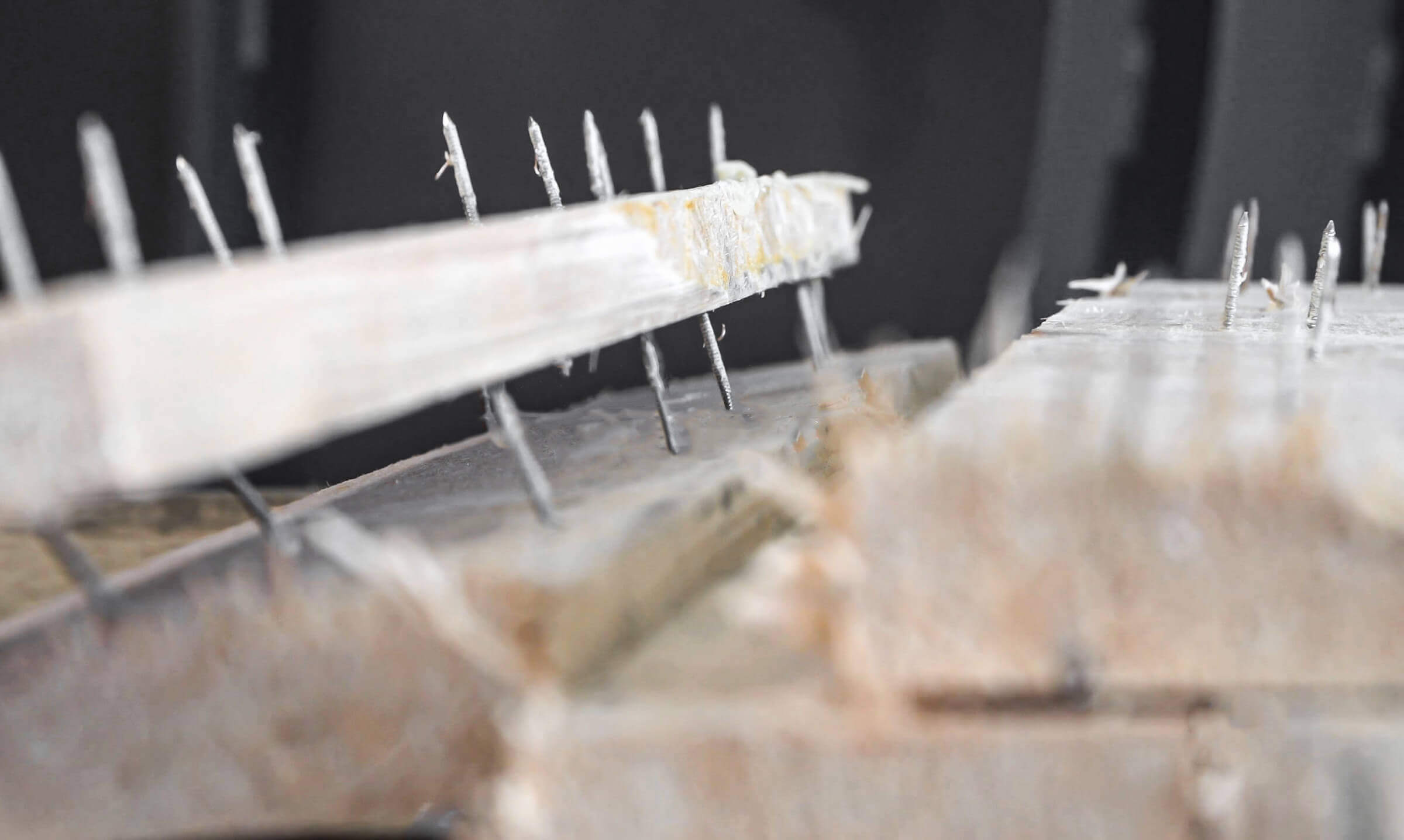 Eine Nahaufnahme von Schrauben, Nägel und Spax in Holzpaletten