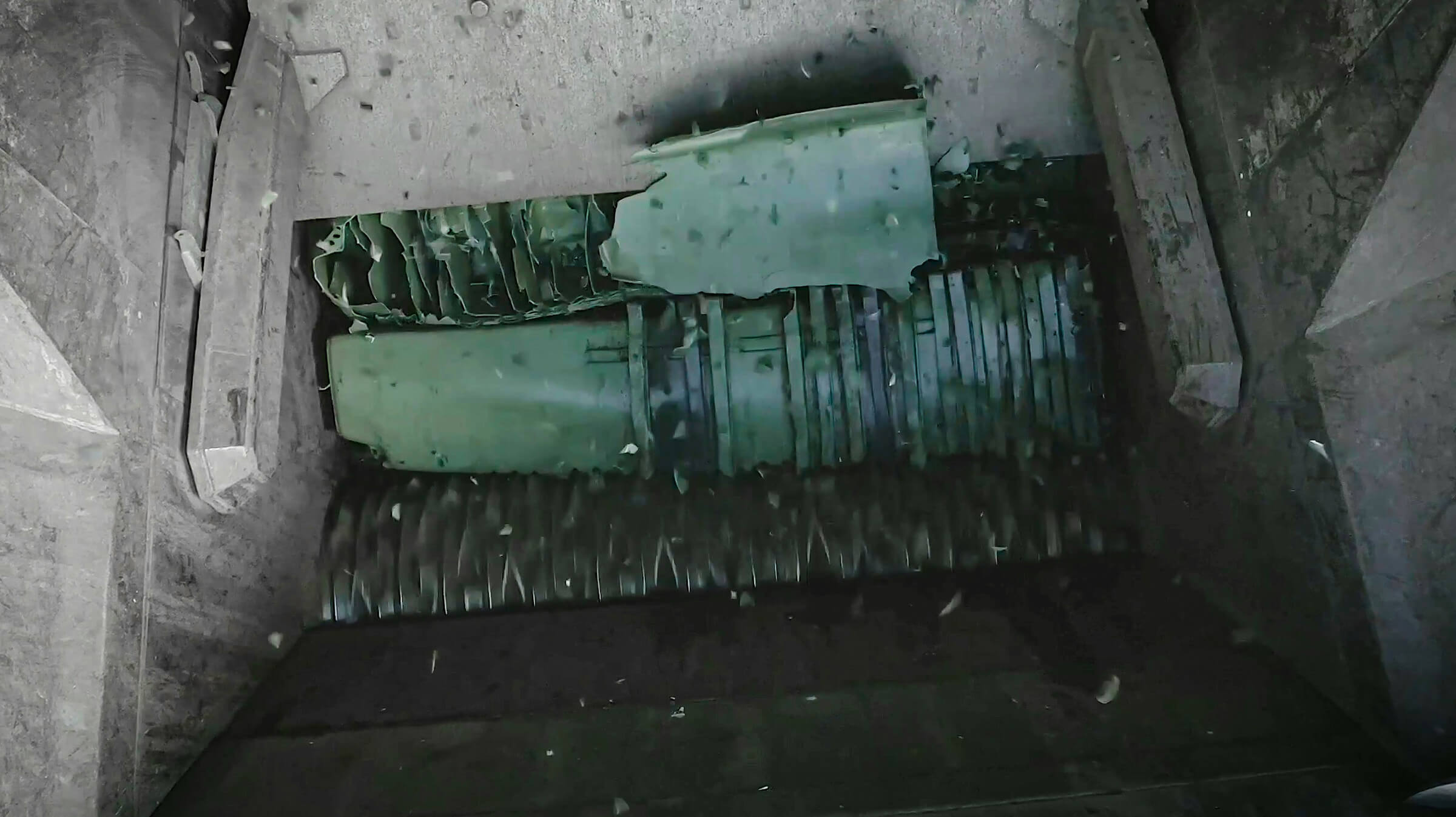 Blick in den Trichter auf die Zerkleinerung von Mülltonnen