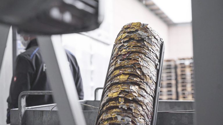 Auswurf nach Verpressen von Alu-Etiketten