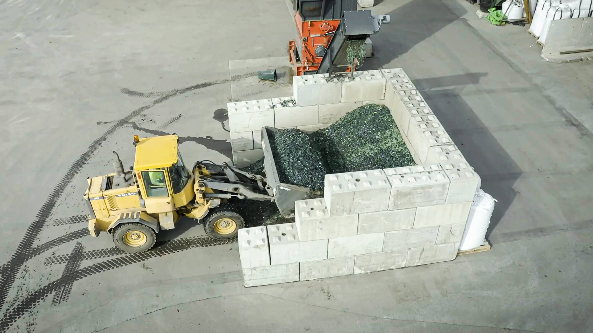Abtransport der Kunststoff Flakes mit einem Radlader nach der Zerkleinerung