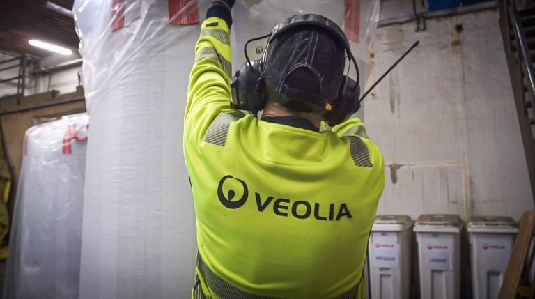 Verpackung der gereinigten Kunststoff Flakes mit Überwachung durch einen Mitarbeiter