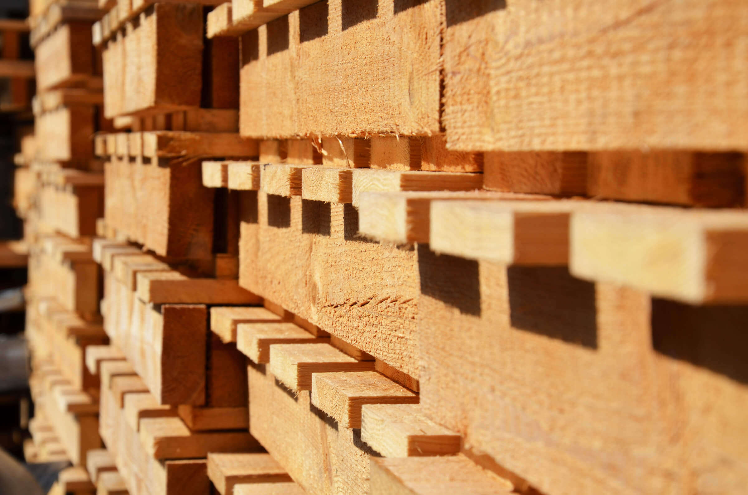 Holzpaletten für den Einweggebrauch gestapelt