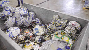 Karlsberg Bierdosen Presslinge in einem Container