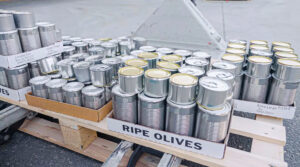 Konservendosen auf einer Palette