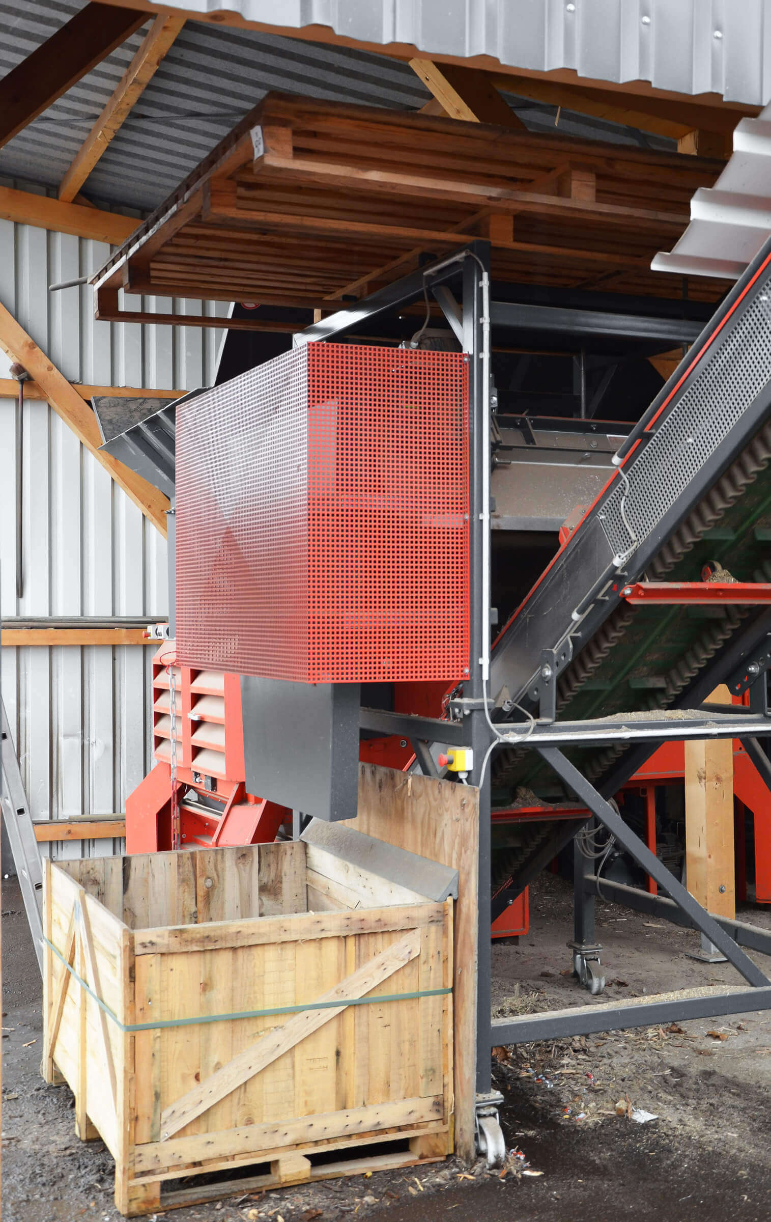 Blick von der Seite auf einen Magnetabscheider montiert über einem Förderband.