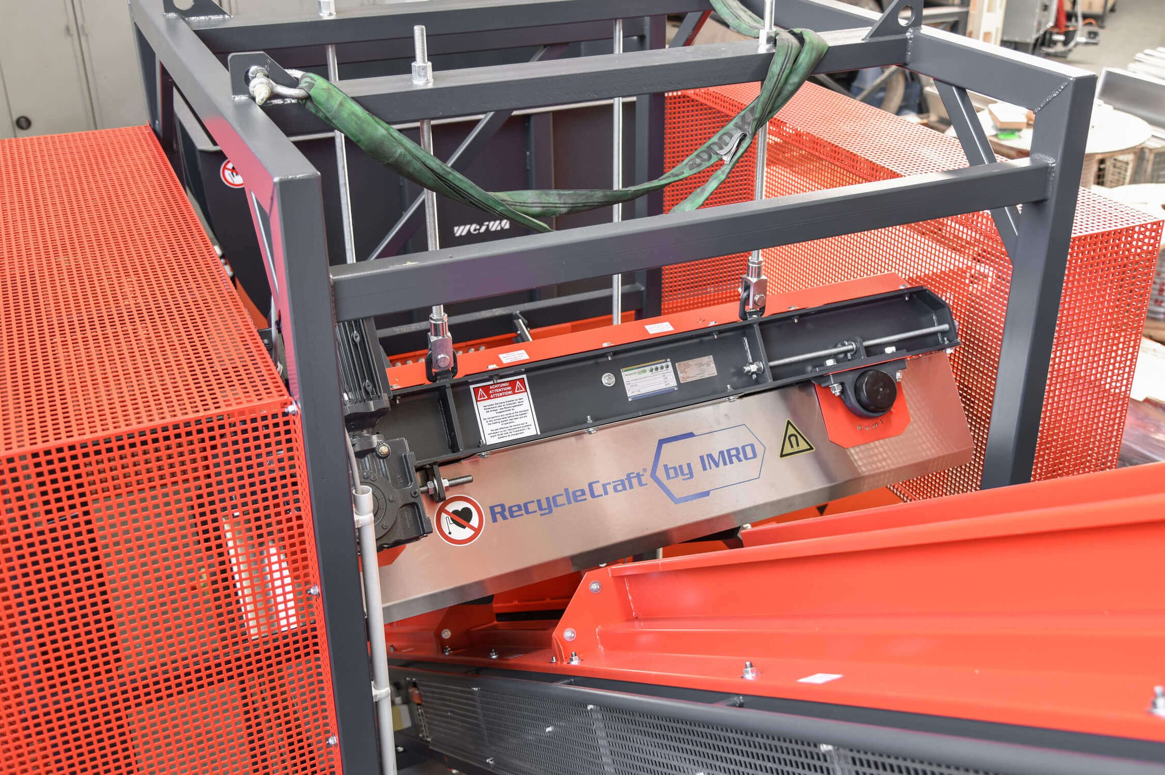 Ein Überbandmagnet ist für die Metallabscheidung verantwortlich. Mit ihm können Nägel sowie weitere metallische Fremdstoffe aussortiert werden.