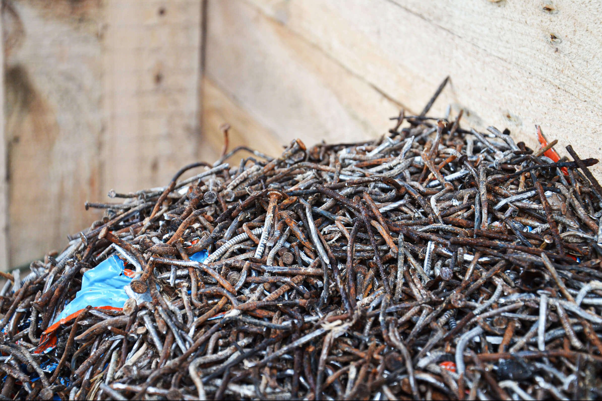 aussortierte Nägel aus Paletten werden auf einem Haufen gesammelt.