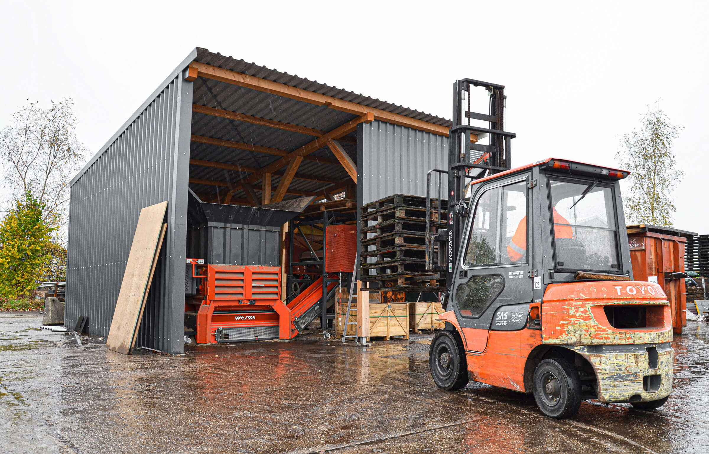 Die Befüllung eine Palettenzerkleinerers erfolgt durch einen Gabelstapler.