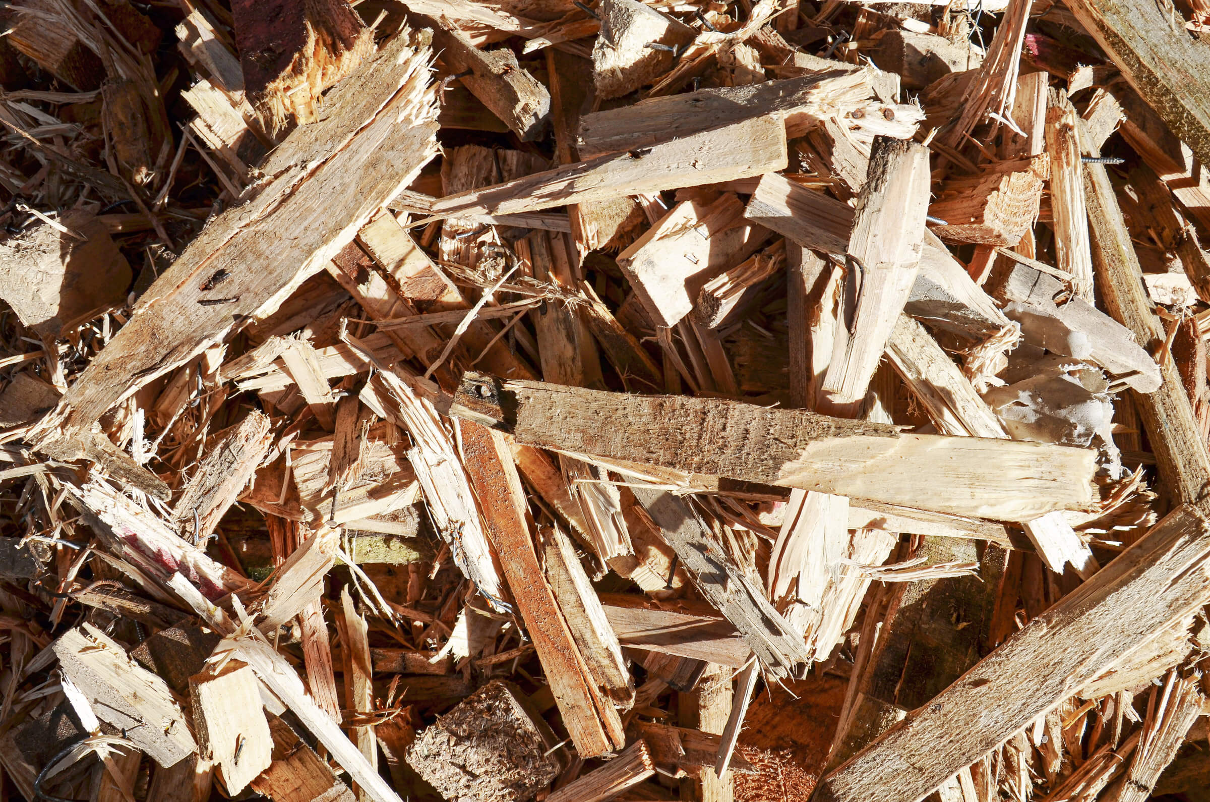 Zerbrochene Paletten als Nahaufnehme mit spitzen Enden