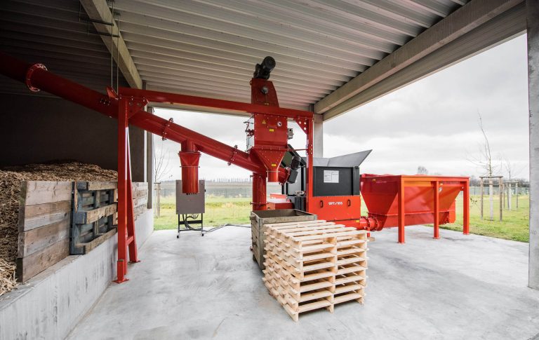 Shredding pallets made of wood