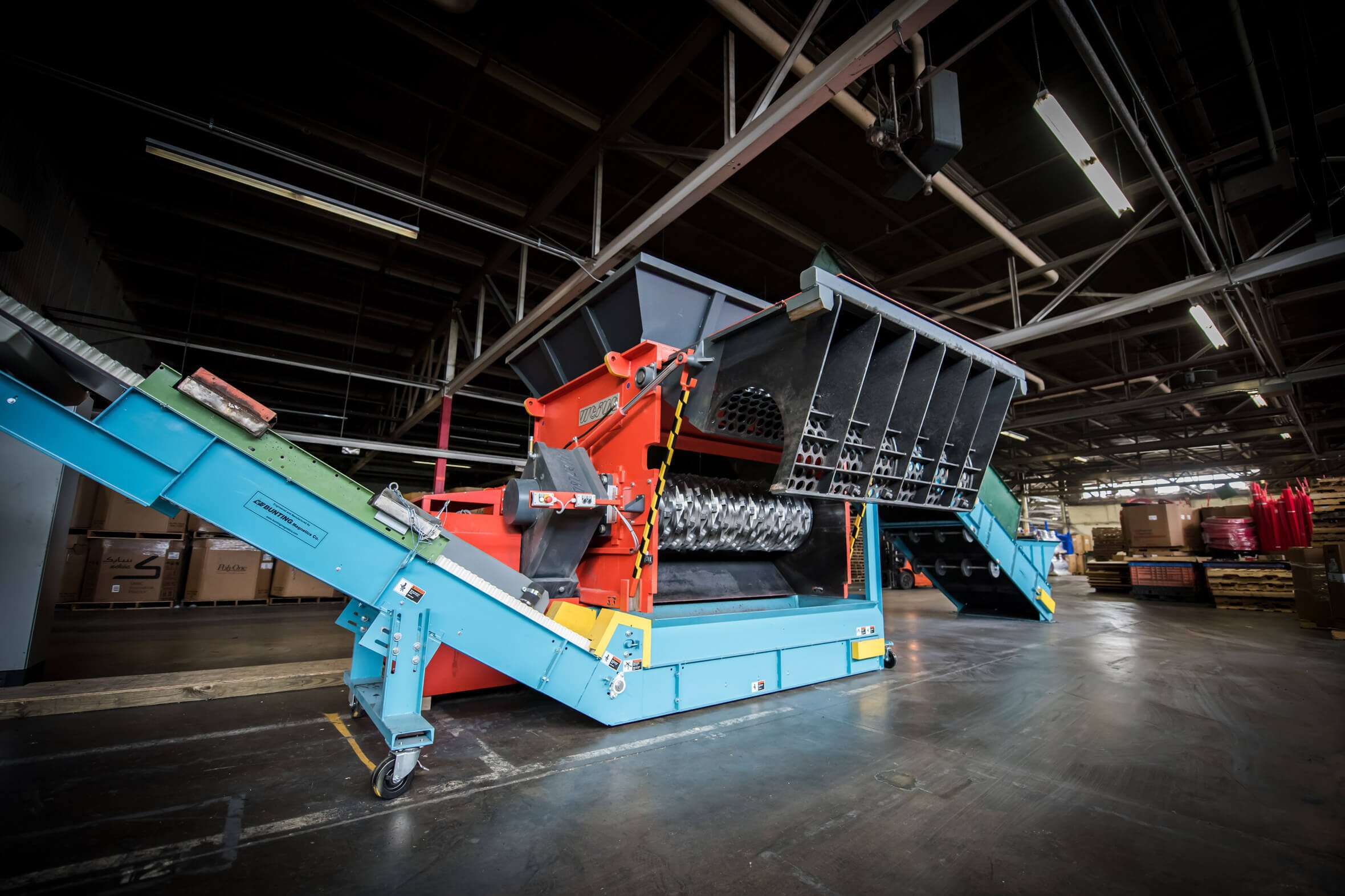 Blick auf einen geöffneten Siebkorb bei einem WEIMA Kunststoff Einwellen-Zerkleinerer