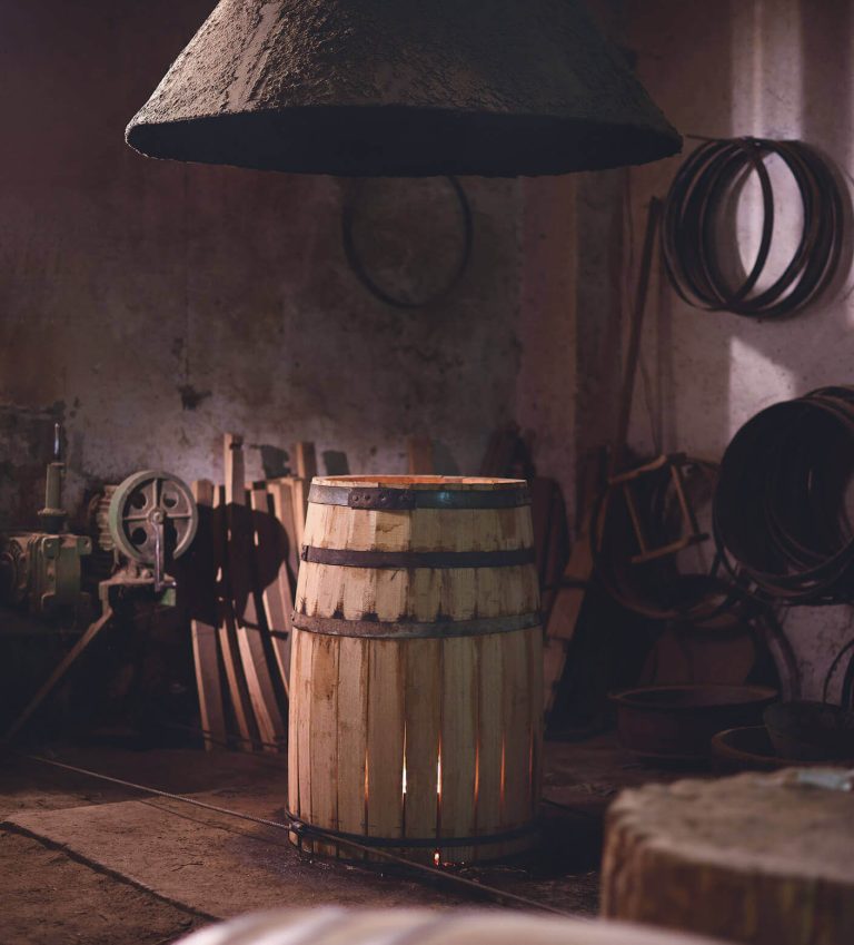 Herstellung eines Holzfasses. Flammen brennen in Eichenfässern zum Brennen ihrer Innenseite