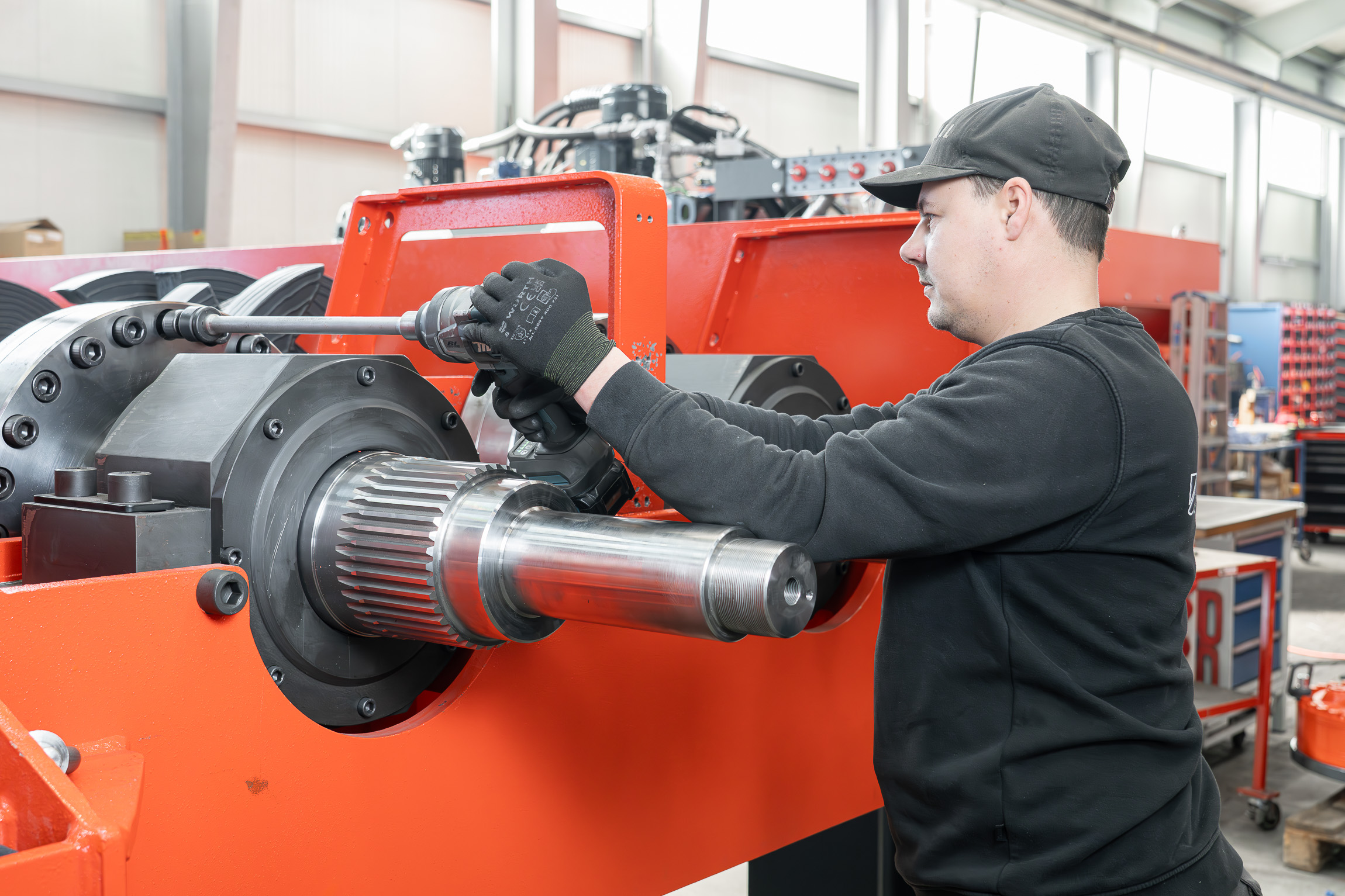 Ein WEIMA Mitarbeiter wartet einen M8 Shredder