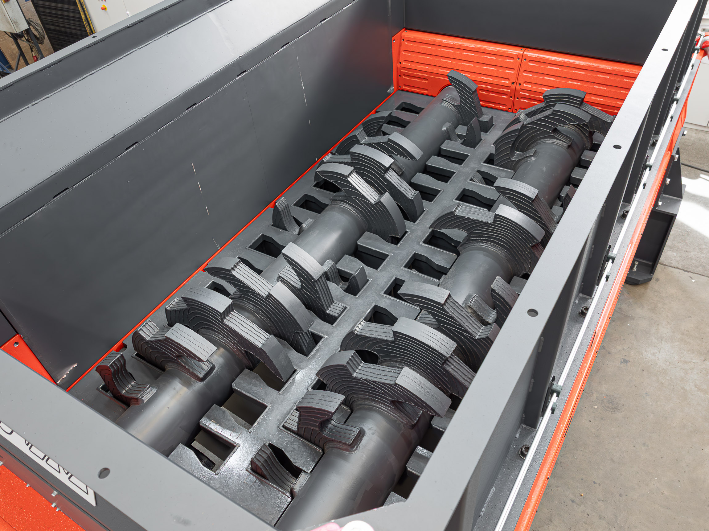 Blick in den Schneidraum des WEIMA M8 Zweiwellen-Shredders