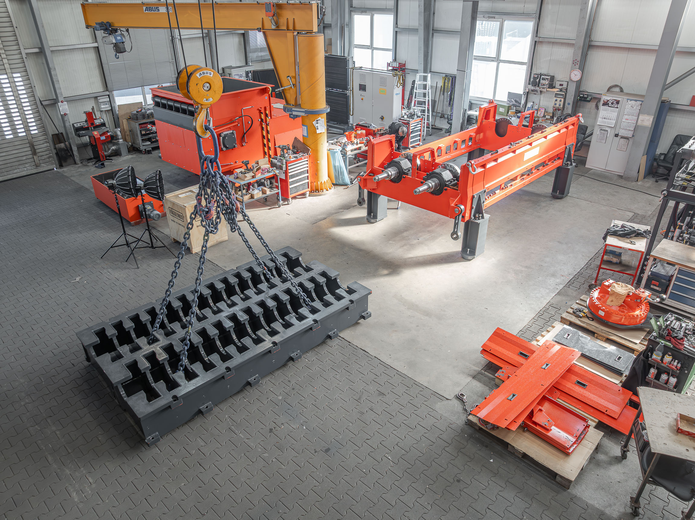 Der Schneidtisch des M8 WEIMA Shredders wurde über einen Kran neben das M8 Gestell für Wartungszwecke platziert.