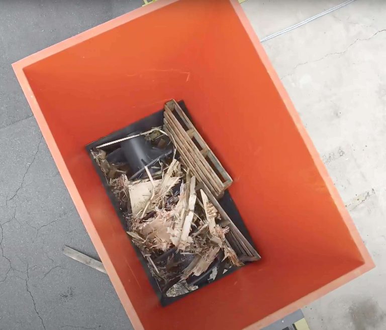 Holzpaletten werden in einem extragroßen Materialtrichter zerkleinert
