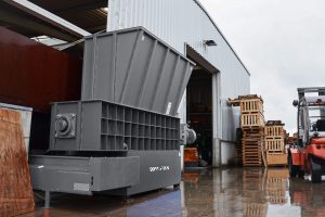 Ein Pre-Shredder auf einem nassen Firmengelände