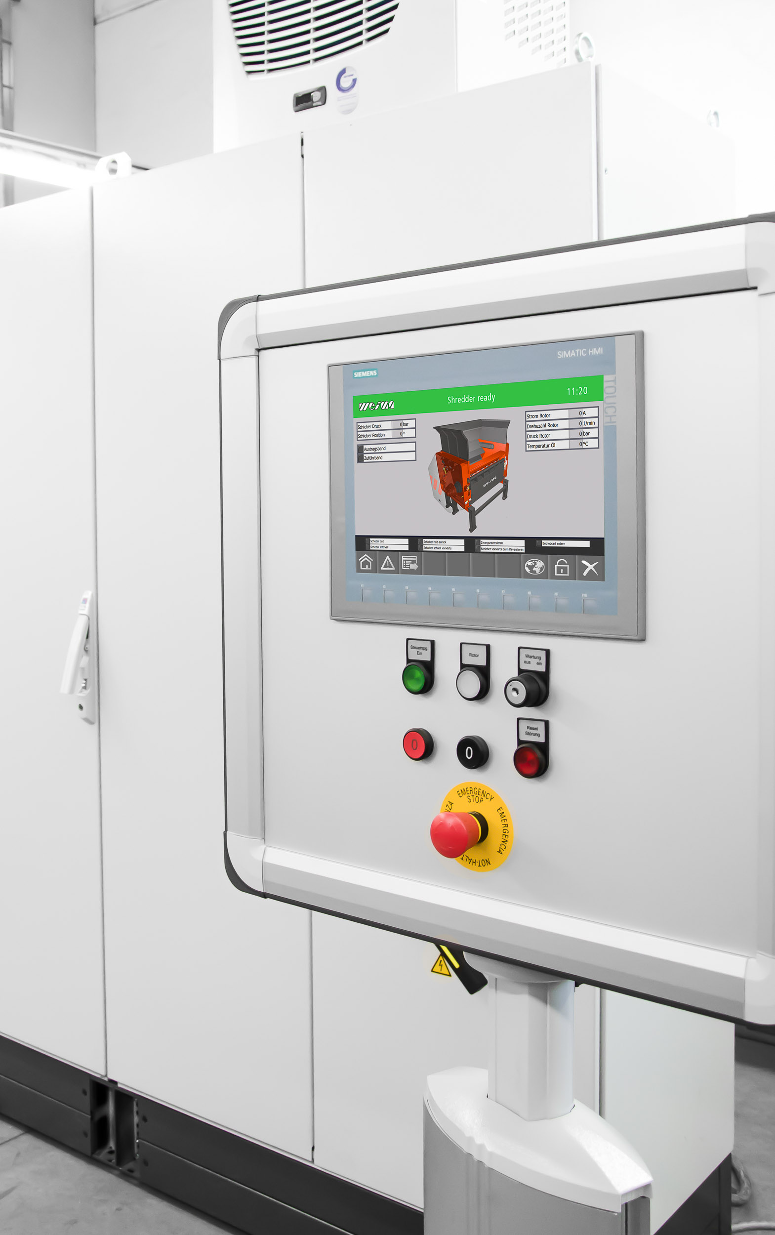 Bediepult mit Display eines WEIMA Shredders vor dem Schaltschrank