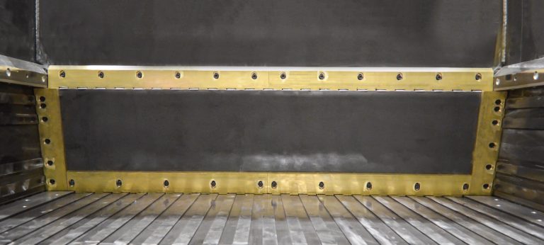 Frontaler Blick auf den Schieber des Shredders