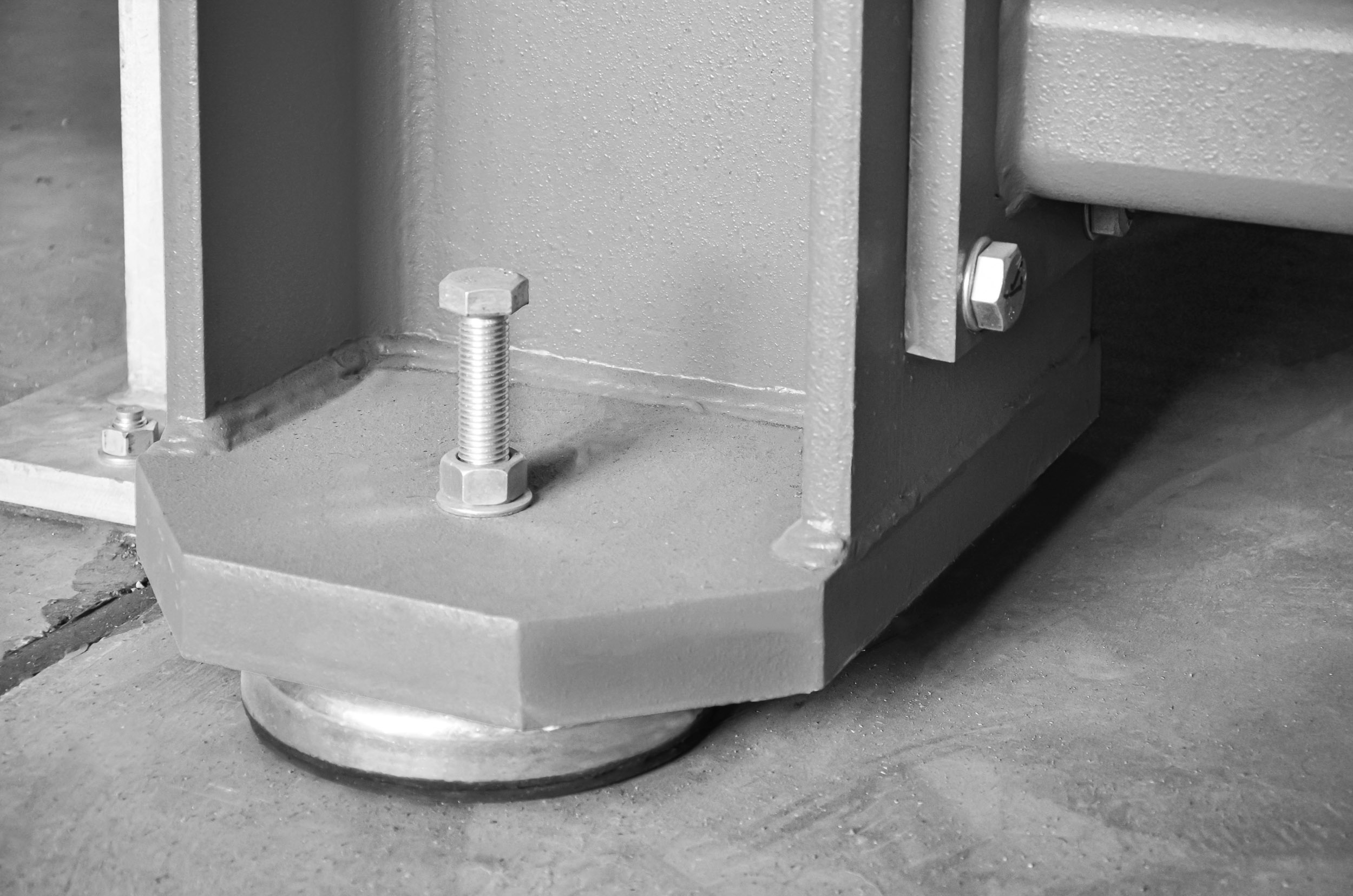 Nahaufnahme des Fußes eines WEIMA Shredders mit Vorrichtung zur Nivellierung