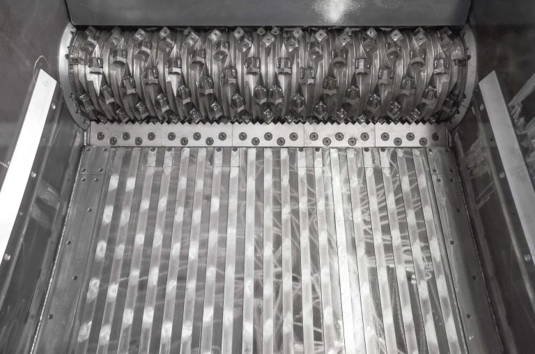 Blick in den Zerkleinerer auf die segmentierte Bodenführung für besser Zuführung von Folien und Fasern